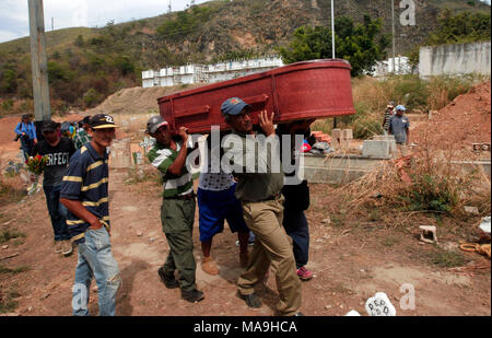 Valencia, Carabobo, Venezuela. 30 Mar, 2018. Marzo 30, 2018. La famiglia e gli amici portano uno scrigno dopo gli altri del 68 morto in prigione della polizia di stato, ad essere sepolto nel cimitero comunale, a Valencia, Carabobo stato. Foto: Juan Carlos Hernandez Credito: Juan Carlos Hernandez/ZUMA filo/Alamy Live News Foto Stock