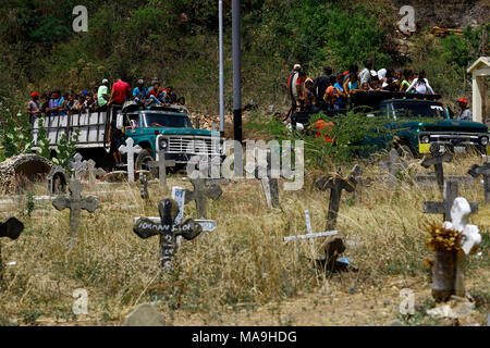 Valencia, Carabobo, Venezuela. 30 Mar, 2018. Marzo 30, 2018. Parenti e amici arrivano in camion per i funerali dei 68 morti in prigione della polizia di stato, ad essere sepolto nel cimitero comunale, a Valencia, Carabobo stato. Foto: Juan Carlos Hernandez Credito: Juan Carlos Hernandez/ZUMA filo/Alamy Live News Foto Stock