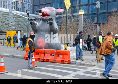 NEW YORK CIRCA NEL MARZO 2018. Ratto gonfiabili noti come Scabby Rat, essendo utilizzato dal sindacato dei lavoratori allo sciopero e protesta le condizioni di lavoro e i vantaggi nel west side di Manhattan dai cantieri Hudson Foto Stock