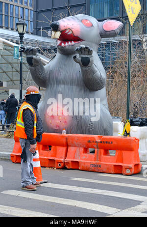 NEW YORK CIRCA NEL MARZO 2018. Ratto gonfiabili noti come Scabby Rat, essendo utilizzato dal sindacato dei lavoratori allo sciopero e protesta le condizioni di lavoro e i vantaggi nel west side di Manhattan dai cantieri Hudson Foto Stock