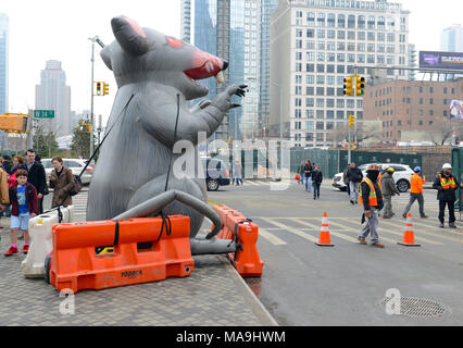 NEW YORK CIRCA NEL MARZO 2018. Ratto gonfiabili noti come Scabby Rat, essendo utilizzato dal sindacato dei lavoratori allo sciopero e protesta le condizioni di lavoro e i vantaggi nel west side di Manhattan dai cantieri Hudson Foto Stock