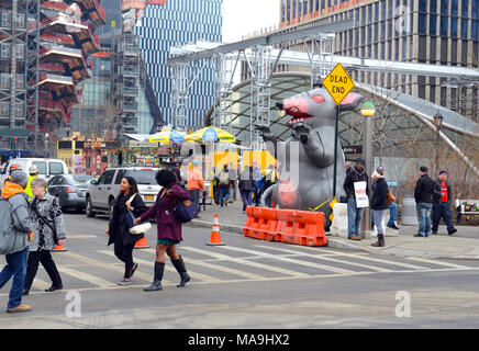 NEW YORK CIRCA NEL MARZO 2018. Ratto gonfiabili noti come Scabby Rat, essendo utilizzato dal sindacato dei lavoratori allo sciopero e protesta le condizioni di lavoro e i vantaggi nel west side di Manhattan dai cantieri Hudson Foto Stock