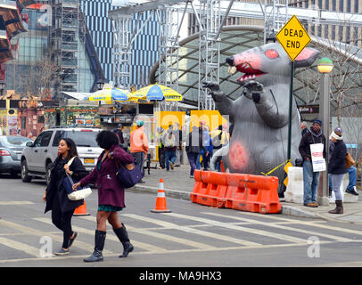 NEW YORK CIRCA NEL MARZO 2018. Ratto gonfiabili noti come Scabby Rat, essendo utilizzato dal sindacato dei lavoratori allo sciopero e protesta le condizioni di lavoro e i vantaggi nel west side di Manhattan dai cantieri Hudson Foto Stock