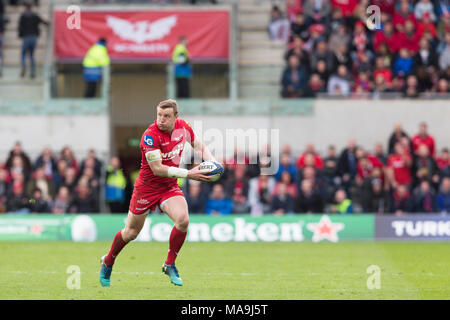 Centro Scarlets Hadleigh Parkes in attacco nella European Champions Cup Quarti di Finale match tra Scarlets e Stade Rochelais / La Rochelle. Foto Stock