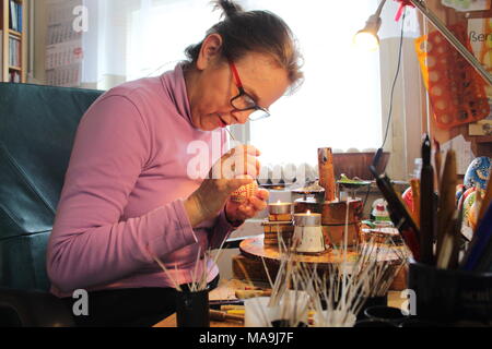 Il 20 marzo 2018, Germania, Bautzen: uovo di pasqua pittore Heidemarie Hoeft decorare un sorabo uovo di Pasqua. Il multi-prize-winning popolare artista ha per il passato 20 anni decorate le uova di pasqua con le tradizionali tecniche di sorabo. Essa coinvolge tutta la sua famiglia nel suo lavoro. Foto: Miriam Schönbach/dpa-Zentralbild/dpa Foto Stock