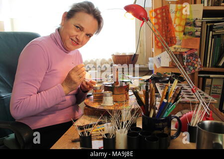 Il 20 marzo 2018, Germania, Bautzen: uovo di pasqua pittore Heidemarie Hoeft decorare un sorabo uovo di Pasqua. Il multi-prize-winning popolare artista ha per il passato 20 anni decorate le uova di pasqua con le tradizionali tecniche di sorabo. Essa coinvolge tutta la sua famiglia nel suo lavoro. Foto: Miriam Schönbach/dpa-Zentralbild/dpa Foto Stock