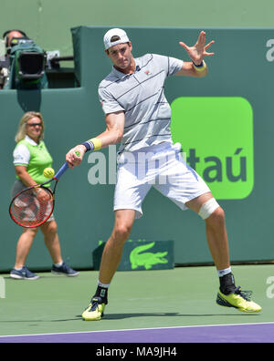 Miami, FL, Stati Uniti d'America. 30 Mar, 2018. KEY BISCAYNE, FL - MARZO 30: John Isner (USA) sconfigge Juan Martin Del Potro (ARG) 61 76(2) in azione durante il giorno 12 del 2018 Miami aperto trattenuto al Crandon Park Tennis Center su Marzo 29, 2018 in Key Biscayne, Florida. Credito: Andrea, Patrono/filo di Zuma Credito: Andrea, Patrono/ZUMA filo/Alamy Live News Foto Stock