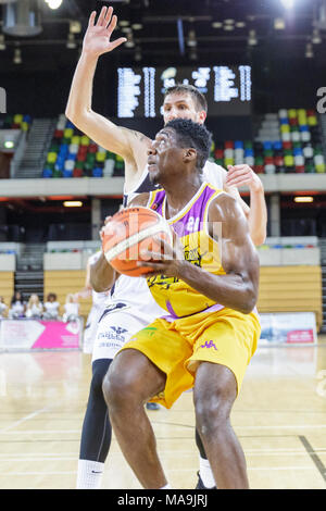 Casella di rame Arena, Londra, 30 Mar 2018. I Lions' Jerelle Okoro (20) di passare la palla spinge la palla nel cesto. Eseguire le tensioni alta nel British Basketball League (BBL) gioco tra la squadra di casa a Londra i Lions e gli ospiti Newcastle Eagles.London Lions vincere 96-84. Credito: Imageplotter News e sport/Alamy Live News Foto Stock