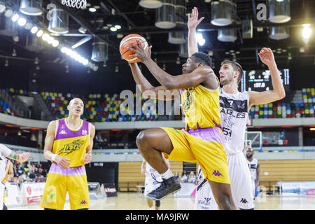 Casella di rame Arena, Londra, 30 Mar 2018. I Lions' Jerelle Okoro (20) salta in alto con la palla. spinge la palla nel cesto. Eseguire le tensioni alta nel British Basketball League (BBL) gioco tra la squadra di casa a Londra i Lions e gli ospiti Newcastle Eagles. London Lions vincere 96-84. Credito: Imageplotter News e sport/Alamy Live News Foto Stock