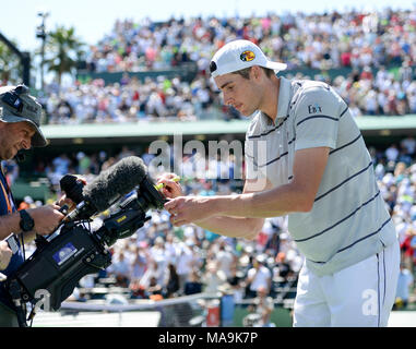 Miami, Key Biscayne, Florida, Stati Uniti d'America. 30 Mar, 2018. John Isner (USA) sconfigge Juan Martin Del Potro (ARG) da 6-1, 7-6 (2), presso il Miami Open essendo giocato a Crandon Park Tennis Center di Miami, Key Biscayne, Florida. © Karla Kinne/Tennisclix/CSM/Alamy Live News Foto Stock