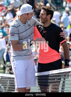 Miami, Key Biscayne, Florida, Stati Uniti d'America. 30 Mar, 2018. John Isner (USA) sconfigge Juan Martin Del Potro (ARG) da 6-1, 7-6 (2), presso il Miami Open essendo giocato a Crandon Park Tennis Center di Miami, Key Biscayne, Florida. © Karla Kinne/Tennisclix/CSM/Alamy Live News Foto Stock