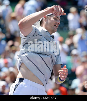 Miami, Key Biscayne, Florida, Stati Uniti d'America. 30 Mar, 2018. John Isner (USA) sconfigge Juan Martin Del Potro (ARG) da 6-1, 7-6 (2), presso il Miami Open essendo giocato a Crandon Park Tennis Center di Miami, Key Biscayne, Florida. © Karla Kinne/Tennisclix/CSM/Alamy Live News Foto Stock