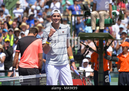 Key Biscayne, Florida, Stati Uniti d'America. 30 Mar, 2018. John Isner (USA) celebra la sua vittoria durante il giorno 12 del 2018 Miami aperto trattenuto al Crandon Park Tennis Center di Key Biscayne, Florida. Credito: Andrea, Patrono/ZUMA filo/Alamy Live News Foto Stock