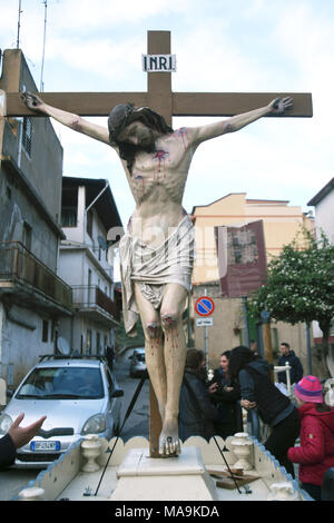 Mosorrofa, Italia, 30 marzo 2018: Processione Varette venerdì santo,Gesù crocifisso Credito: Giuseppe Andidero/Alamy Live News Foto Stock