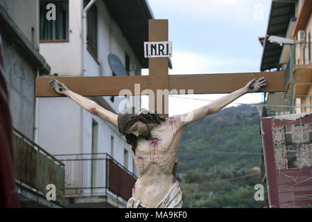 Mosorrofa, Italia, 30 marzo 2018: Processione Varette venerdì santo,Gesù crocifisso Credito: Giuseppe Andidero/Alamy Live News Foto Stock