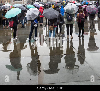 Londra, Regno Unito. Il 30 marzo 2018. Regno Unito Meteo: Heavy Rain il Venerdì Santo Bank Holiday in Trafalgar Square. Credito: Guy Corbishley/Alamy Live News Foto Stock