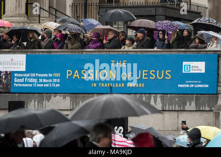 Londra, Regno Unito. Il 30 marzo, 2018. L annuale open-air performance di 'La Passione di Gesù' dalla Wintershall i giocatori in una piovosa Pasqua Venerdì Santo bank holiday in Trafalgar Square. Credito: Guy Corbishley/Alamy Live News Foto Stock