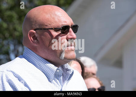 Pastore Frank Pomeroy della prima chiesa battista di Sutherland Springs, TX, introduce U.S. Il Sen. John Cornyn, la cui fissare le schede NIC atto è stato firmato in legge il 23 marzo. Un pistolero ucciso 26 congregazione membri durante il servizio presso FBC nel novembre 2017. Foto Stock