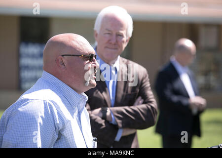 Pastore Frank Pomeroy della prima chiesa battista di Sutherland Springs, TX, introduce U.S. Il Sen. John Cornyn, la cui fissare le schede NIC atto è stato firmato in legge il 23 marzo. Un pistolero ucciso 26 congregazione membri durante il servizio presso FBC nel novembre 2017. Foto Stock