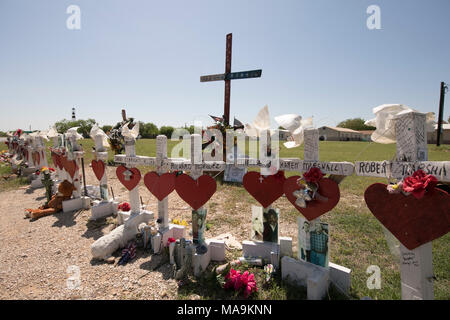 Strada di fortuna memorial in Sutherland Springs, TX, al 26 vittime uccise da un bandito in città la prima chiesa battista a novembre 2017. Foto Stock