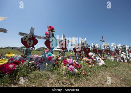 Strada di fortuna memorial in Sutherland Springs, TX, al 26 vittime uccise da un bandito in città la prima chiesa battista a novembre 2017. Foto Stock