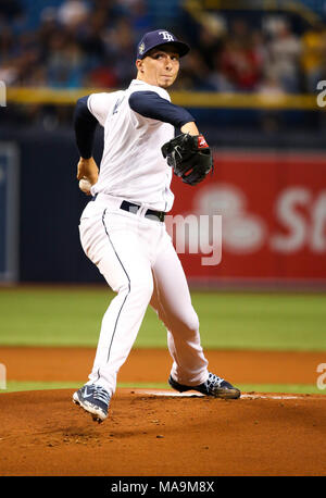 San Pietroburgo, Florida, Stati Uniti d'America. 30 Mar, 2018. DIRK SHADD | Orari .Tampa Bay Rays a partire lanciatore Blake Snell (4) eroga durante la prima inning contro i Boston Red Sox in campo Tropicana a San Pietroburgo il venerdì sera (03/30/18) Credito: Dirk Shadd/Tampa Bay volte/ZUMA filo/Alamy Live News Foto Stock