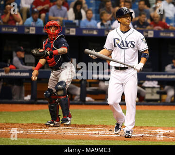 San Pietroburgo, Florida, Stati Uniti d'America. 30 Mar, 2018. DIRK SHADD | Orari .Tampa Bay Rays Rob Refsnyder (8) colpisce fuori alla fine del terzo inning contro i Boston Red Sox durante l'azione Tropicana in Campo San Pietroburgo venerdì sera (03/30/18) Credito: Dirk Shadd/Tampa Bay volte/ZUMA filo/Alamy Live News Foto Stock