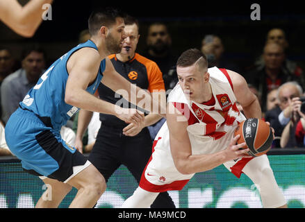 Belgrado. 30 Mar, 2018. Crvena Zvezda's Alen Omic (R) il sistema VIES con il Real Madrid di Felipe Reyes durante l'Eurolega di basket match tra Crvena Zvezda e Real Madrid a Belgrado in Serbia il 30 marzo 2018. Il Real Madrid vince 82-79. Credito: Predrag Milosavljevic/Xinhua/Alamy Live News Foto Stock