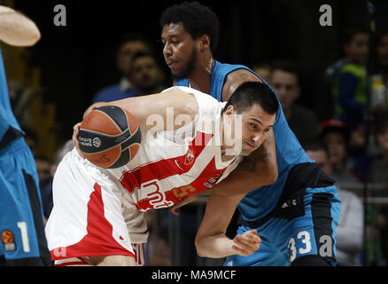 Belgrado. 30 Mar, 2018. Crvena Zvezda's Milko Bjelica vies con il Real Madrid di Trey Thompkins (R) durante l'Eurolega di basket match tra Crvena Zvezda e Real Madrid a Belgrado in Serbia il 30 marzo 2018. Il Real Madrid vince 82-79. Credito: Predrag Milosavljevic/Xinhua/Alamy Live News Foto Stock