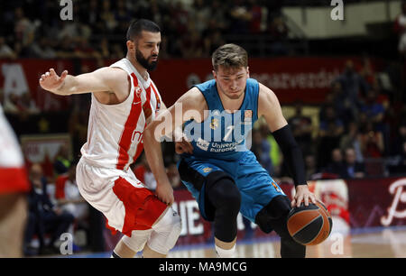 Belgrado. 30 Mar, 2018. Del Real Madrid In Luka Doncic (R) con vies Crvena Zvezda's Branko Lazic durante l'Eurolega di basket match tra Crvena Zvezda e Real Madrid a Belgrado in Serbia il 30 marzo 2018. Il Real Madrid vince 82-79. Credito: Predrag Milosavljevic/Xinhua/Alamy Live News Foto Stock