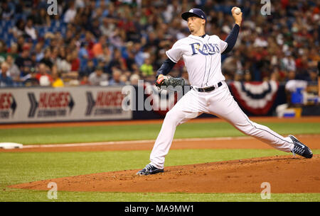 San Pietroburgo, Florida, Stati Uniti d'America. 30 Mar, 2018. DIRK SHADD | Orari .Tampa Bay Rays a partire lanciatore Blake Snell (4) eroga durante il secondo inning contro i Boston Red Sox in campo Tropicana a San Pietroburgo il venerdì sera (03/30/18) Credito: Dirk Shadd/Tampa Bay volte/ZUMA filo/Alamy Live News Foto Stock