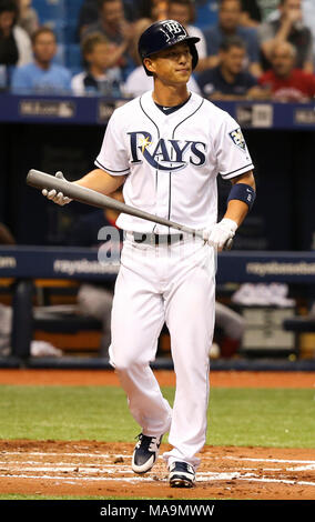 San Pietroburgo, Florida, Stati Uniti d'America. 30 Mar, 2018. DIRK SHADD | Orari .Tampa Bay Rays Rob Refsnyder (8) colpisce fuori alla fine del terzo inning contro i Boston Red Sox durante l'azione Tropicana in Campo San Pietroburgo venerdì sera (03/30/18) Credito: Dirk Shadd/Tampa Bay volte/ZUMA filo/Alamy Live News Foto Stock