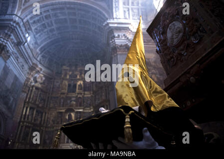 Granada, Spagna. 30 Mar, 2018. Penitente dal ''La Soledad" fratellanza nel ''Jeronimos'' Monastero prima di prendere parte alla processione del Venerdì santo.Ogni anno decine di migliaia di cristiani credenti celebra la Settimana santa di Pasqua con la crocifissione e la risurrezione di Gesù Cristo. Credito: Carlos Gil/SOPA Immagini/ZUMA filo/Alamy Live News Foto Stock