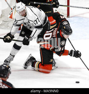 Los Angeles, California, USA. 30 Mar, 2018. Los Angeles Kings' in avanti Jeff Carter (77) il sistema VIES con Anaheim Ducks' in avanti Corey Perry (10) durante il 2017-2018 NHL Hockey gioco di Anaheim, in California, il 30 marzo 2018. Le anatre ha vinto 2-1 in ore di lavoro straordinario. Credito: Ringo Chiu/ZUMA filo/Alamy Live News Foto Stock