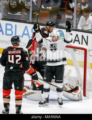 Los Angeles, California, USA. 30 Mar, 2018. Los Angeles Kings' in avanti Tanner Pearson (70) celebra il loro obiettivo contro Anaheim Ducks durante il 2017-2018 NHL Hockey gioco di Anaheim, in California, il 30 marzo 2018. Le anatre ha vinto 2-1 in ore di lavoro straordinario. Credito: Ringo Chiu/ZUMA filo/Alamy Live News Foto Stock