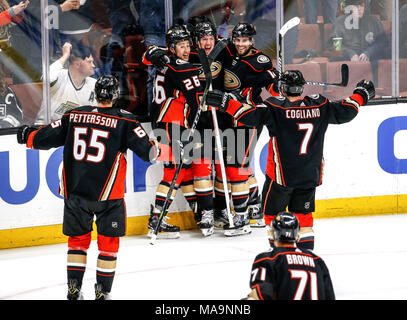 Los Angeles, California, USA. 30 Mar, 2018. Anaheim Ducks celebrano il loro obiettivo contro Los Angeles Kings durante il 2017-2018 NHL Hockey gioco di Anaheim, in California, il 30 marzo 2018. Le anatre ha vinto 2-1 in ore di lavoro straordinario. Credito: Ringo Chiu/ZUMA filo/Alamy Live News Foto Stock