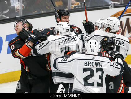 Los Angeles, California, USA. 30 Mar, 2018. Los Angeles Kings' i giocatori e Anaheim Ducks' i giocatori combattono durante il 2017-2018 NHL Hockey gioco di Anaheim, in California, il 30 marzo 2018. Le anatre ha vinto 2-1 in ore di lavoro straordinario. Credito: Ringo Chiu/ZUMA filo/Alamy Live News Foto Stock