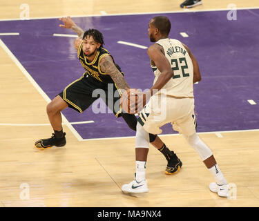 Los Angeles, CA, Stati Uniti d'America. 30 Mar, 2018. Los Angeles Lakers avanti Brandon Ingram (14) di guardia Milwaukee Bucks avanti Khris Middleton (22) durante il Milwaukee Bucks vs Los Angeles Lakers a Staples Center il 30 marzo 2018. (Foto di Jevone Moore) Credito: csm/Alamy Live News Foto Stock