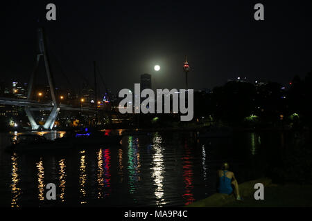 Sydney, Australia. Il 31 marzo 2018. Un blue moon, una frase utilizzata per descrivere una seconda luna piena in un mese potrebbe essere visto su Sydney. La luna è apparso più luminoso e più vicina e più grande rispetto al normale. Il prossimo blue moon sarà nel 2020. Nella foto: vista con l'Anzac Bridge e Blackwattle Bay in primo piano. Credito: Richard Milnes/Alamy Live News Foto Stock