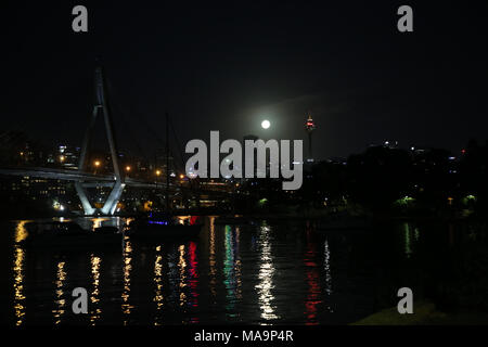 Sydney, Australia. Il 31 marzo 2018. Un blue moon, una frase utilizzata per descrivere una seconda luna piena in un mese potrebbe essere visto su Sydney. La luna è apparso più luminoso e più vicina e più grande rispetto al normale. Il prossimo blue moon sarà nel 2020. Nella foto: vista con l'Anzac Bridge e Blackwattle Bay in primo piano. Credito: Richard Milnes/Alamy Live News Foto Stock