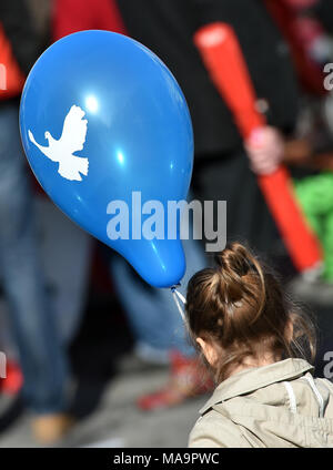Gronau, Germania. 31 Mar, 2018. Il 31 marzo 2018, Germania, Duisburg: una ragazza con un palloncino con la colomba della pace durante la Pasqua Rhine-Ruhr marzo per il disarmo. Credito: Caroline Seidel/dpa/Alamy Live News Foto Stock