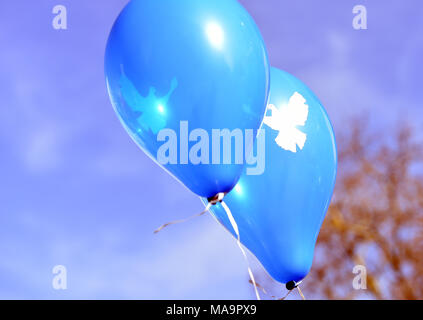 Gronau, Germania. 31 Mar, 2018. Il 31 marzo 2018, Germania, Duisburg: Palloncini con la colomba della pace flottante durante la Pasqua Rhine-Ruhr marzo per il disarmo. Credito: Caroline Seidel/dpa/Alamy Live News Foto Stock