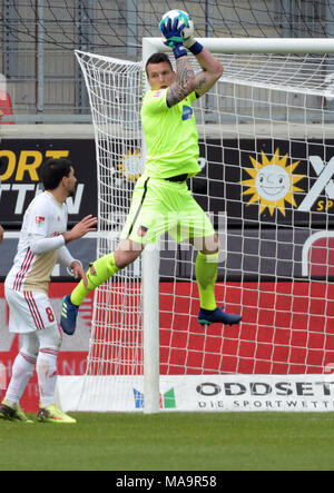 Il 31 marzo 2018, Germania, Heidenheim, calcio: Seconda Bundesliga, 1. FC Heidenheim vs FC Ingolstadt 04 in Voith Arena: Heidenheim portiere Kevin Mueller (R) cattura un colpo di fronte a Ingolstadt la Almog Cohen. Foto: Stefan Puchner/dpa - AVVISO IMPORTANTE: a causa della Lega calcio tedesca·s (DFL) accrediti regolamenti, la pubblicazione e la ridistribuzione online e nei contenuti multimediali in linea è limitata durante la partita a quindici immagini per partita Foto Stock