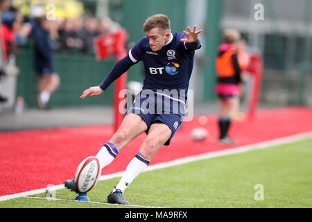 Ystrad Mynach, South Wales, Regno Unito, 31 marzo 2018.Nathan Chamberlain della Scozia U18's © calci una conversione. U18s sei festival delle nazioni di rugby, Inghilterra e Scozia al Centro Sportivo per eccellenza in Ystrad Mynach, nel Galles del Sud sabato 31 marzo 2018. foto da Andrew Orchard/Alamy Live News Foto Stock