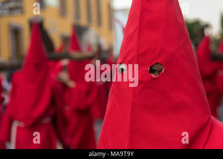 Queretaro, Messico, 31 Mar 2018. Un penitente incappucciato durante la processione del silenzio attraverso le strade della città il Venerdì Santo durante la Settimana Santa, Marzo 30, 2018 a Querétaro, Messico. I penitenti, noto come Nazareni, trasportare pesanti croci e delle catene di resistenza in una di quattro ore per marzo a rivivere il dolore e la sofferenza durante la passione di Cristo. Credito: Planetpix/Alamy Live News Foto Stock