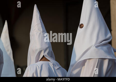 Queretaro, Messico, 31 Mar 2018. I penitenti incappucciati durante la processione del silenzio come parte della Settimana Santa Marzo 30, 2018 a Querétaro, Messico. I penitenti, noto come Nazareni, trasportare pesanti croci e delle catene di resistenza in quattro ore di marzo per ricreare il dolore e la sofferenza durante la passione di Cristo. Credito: Planetpix/Alamy Live News Foto Stock