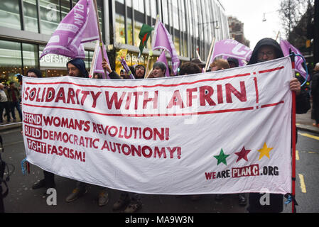 Oxford Street, Londra, Regno Unito. Il 31 marzo 2018. Manifestanti marciano attraverso Londra per protestare contro l'invasione turca di Afrin in Siria. Essi hanno anche chiesto la restituzione del corpo di British YPJ volontario Anna Campbell Credito: Matteo Chattle/Alamy Live News Foto Stock