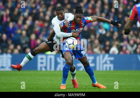 Londra, UK, 31 Mar 2018. Georginio Wijnaldum di Liverpool e Wilfried Zaha di palazzo visto durante il match di Premier League tra Crystal Palace e il Liverpool a Selhurst Park il 31 marzo 2018 a Londra, Inghilterra. (Foto di Zed Jameson/phcimages.com) Foto Stock