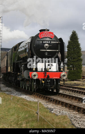 Lancashire, Regno Unito, 31 Mar 2018. Locomotiva a vapore Peppe Classe A1 60163 visite ÒTornadoÓ Est Lancs linea ferroviaria disegno di centinaia di appassionati delle ferrovie per l'area durante il weekend di Pasqua, Lancashire, 31 marzo, 2018 (C)Barbara Cook/Alamy Live News Foto Stock