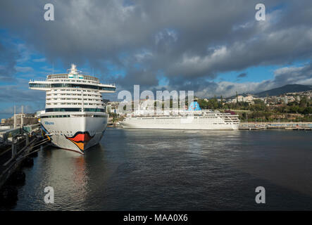 Aidaprima ormeggiata nel porto di Funchal Madeira Foto Stock